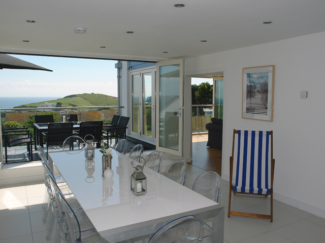 L153 - inside/outside dining